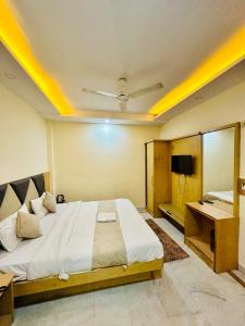 Postel nebo postele na pokoji v ubytování Hotel Bramhaputra Near New Delhi Railway Station