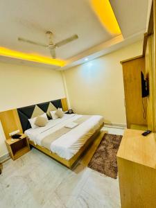 Postel nebo postele na pokoji v ubytování Hotel Bramhaputra Near New Delhi Railway Station