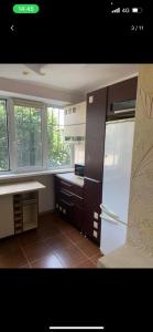 d'une cuisine avec un réfrigérateur blanc et quelques fenêtres. dans l'établissement Center 2 bedrooms Hajdeu, à Chişinău