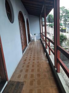 a walkway to the front door of a house at Casa aluguel de temporada em Florianópolis in Florianópolis