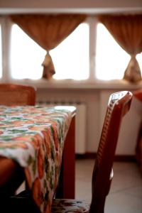 ヴェローナにあるMansarda Carolinaのテーブルと椅子、テーブル、窓