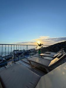 塔哈佐特Jada surf house taghazout的阳台上摆放着一组躺椅