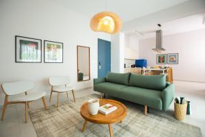 Kuchyň nebo kuchyňský kout v ubytování LIV & CO Suites & Villas