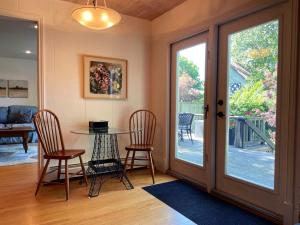 Ruang duduk di Gwyn Haven - Spacious Charming Century Home in Wellington +9 gambar