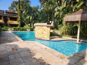 a swimming pool with a fountain in a resort at Casa em Villagio na Riviera in Riviera de São Lourenço