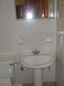 Ένα μπάνιο στο Attard Seafront Apartment 7 in Marsalforn