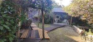 Un jardín fuera de Casa na Praia do Matadeiro 7 fotos más