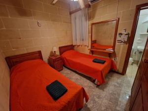 Attard Seafront Apartment 7 in Marsalforn客房内的一张或多张床位