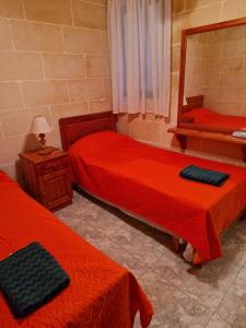 Attard Seafront Apartment 7 in Marsalforn客房内的一张或多张床位