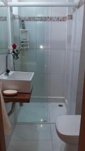 a bathroom with a shower and a sink and a toilet at LE BOUTIQUE SUÍTES - PRAIA de MARESIAS in Maresias