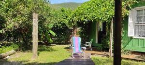 Un jardín fuera de Casa na Praia do Matadeiro