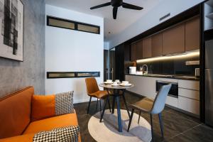 Area tempat duduk di Scarletz Suites KLCC by GB