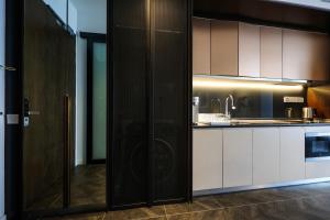 Dapur atau dapur kecil di Scarletz Suites KLCC by GB