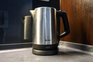 Fasilitas pembuat kopi dan teh di Scarletz Suites KLCC by GB