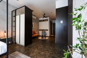 Tempat tidur dalam kamar di Scarletz Suites KLCC by GB