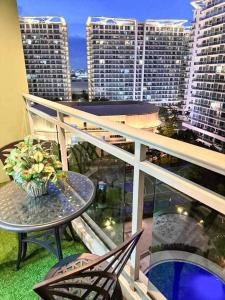 Balkón nebo terasa v ubytování A2Z Staycation at Azure Urban Residences + 10 fotografií