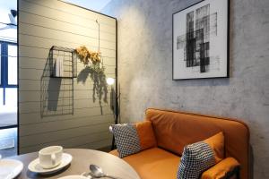 Area tempat duduk di Scarletz Suites KLCC by GB