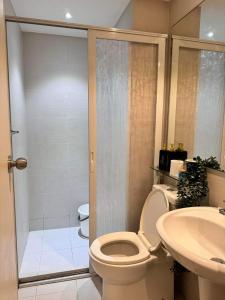 Koupelna v ubytování A2Z Staycation at Azure Urban Residences