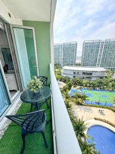 Bazén v ubytování A2Z Staycation at Azure Urban Residences nebo v jeho okolí