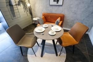 Area tempat duduk di Scarletz Suites KLCC by GB