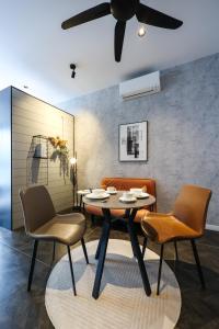 Area tempat duduk di Scarletz Suites KLCC by GB
