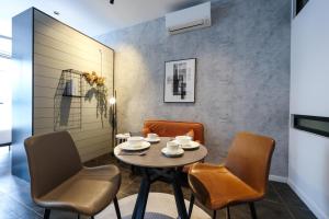 Area tempat duduk di Scarletz Suites KLCC by GB