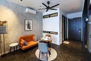 Area tempat duduk di Scarletz Suites KLCC by GB