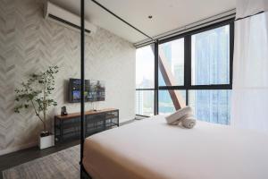 Tempat tidur dalam kamar di Scarletz Suites KLCC by GB