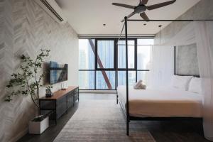 Tempat tidur dalam kamar di Scarletz Suites KLCC by GB