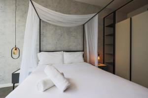 Tempat tidur dalam kamar di Scarletz Suites KLCC by GB