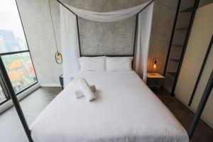 Tempat tidur dalam kamar di Scarletz Suites KLCC by GB