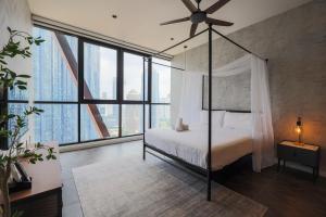 Tempat tidur dalam kamar di Scarletz Suites KLCC by GB