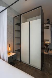 Tempat tidur dalam kamar di Scarletz Suites KLCC by GB