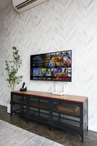 Televisi dan/atau pusat hiburan di Scarletz Suites KLCC by GB