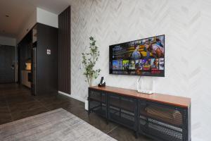 Televisi dan/atau pusat hiburan di Scarletz Suites KLCC by GB