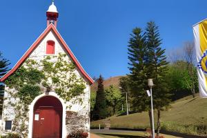 una iglesia con una puerta roja y una bandera en Cond. Mirante da Serra -, en Poços de Caldas 69 fotos más