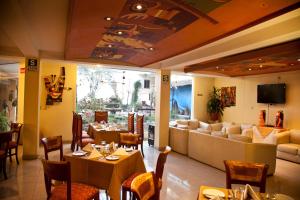 Un restaurante o sitio para comer en Taypikala Hotel Cusco