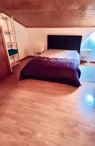 ein Schlafzimmer mit großem Bett und Holzboden in der Unterkunft Quarto em casa em Bragança, Parque eixo Atlântico in Bragança