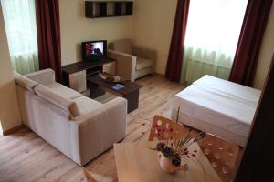 A television and/or entertainment centre at Nevada Aparthotel
