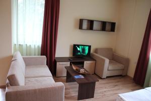A television and/or entertainment centre at Nevada Aparthotel