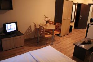 A television and/or entertainment centre at Nevada Aparthotel