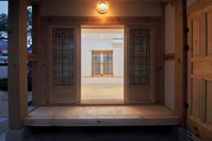 une porte ouverte d'une maison avec une fenêtre dans l'établissement Hanultari Hanokstay, à Séoul