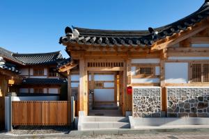 un accès à un bâtiment avec toit dans l'établissement Hanultari Hanokstay, à Séoul