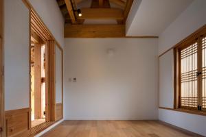 Cette chambre vide est dotée de plafonds en bois et de fenêtres. dans l'établissement Hanultari Hanokstay, à Séoul