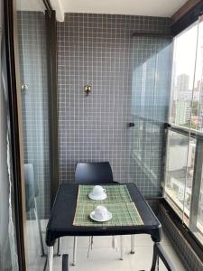 een tafel en een stoel in een kamer bij Espaço aconchegante in Salvador