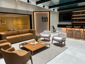 バジェにあるBah Hotelのロビー(ソファ、椅子、テーブル付)