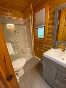 Koupelna v ubytování Adventures East Cottages and Campground