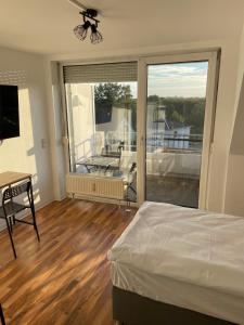 Postel nebo postele na pokoji v ubytování Komfortables Apartment, Ihr Zuhause auf Zeit mit 3 Schlafzimmern, 2 Balkonen, Netflix & 24h Check-In