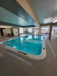 Bazén v ubytování Days Inn by Wyndham Orillia nebo v jeho okolí