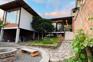 a brick house with a bench in front of it at Casa Tinta & hierro in Naranjo